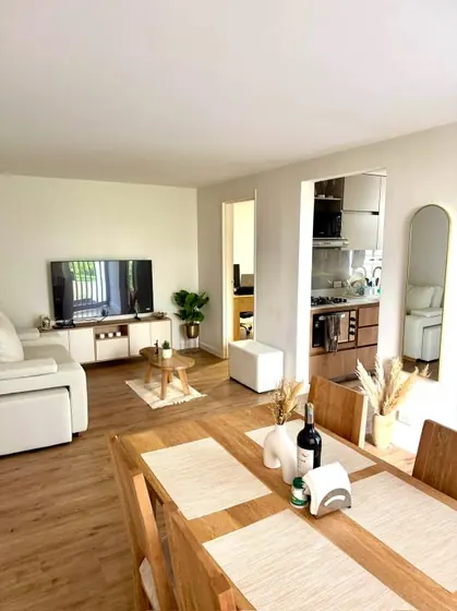 Sala comedor remodelada con piso en madera