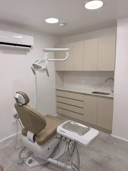 Consultorio odontológico terminado con unidad dental y muebles claros
