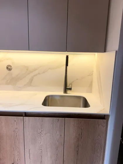 Detalle del lavaplatos con mesón en porcelanato tipo mármol